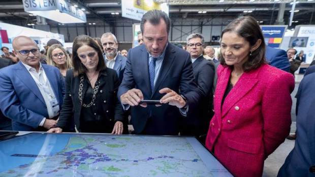 ep el ministro de transportes oscar puente y la portavoz del grupo municipal del psoe en el