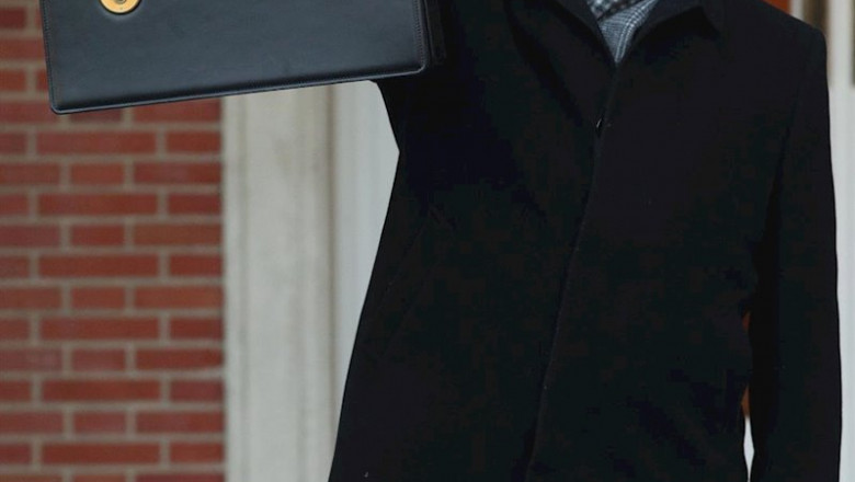 ep el ministro de universidades manuel castells posa con la cartera de su ministerio a su llegada a