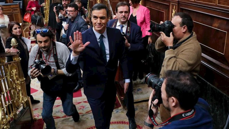 El presidente del Gobierno en funciones, Pedro Sánchez, abandona el hemiciclo del Congreso, al finalizar la segunda sesión del debate de investidura | Jesús Hellín - Europa Press ep el presidente del gobierno en funciones pedro sanchez abandona el hemiciclo del congreso al