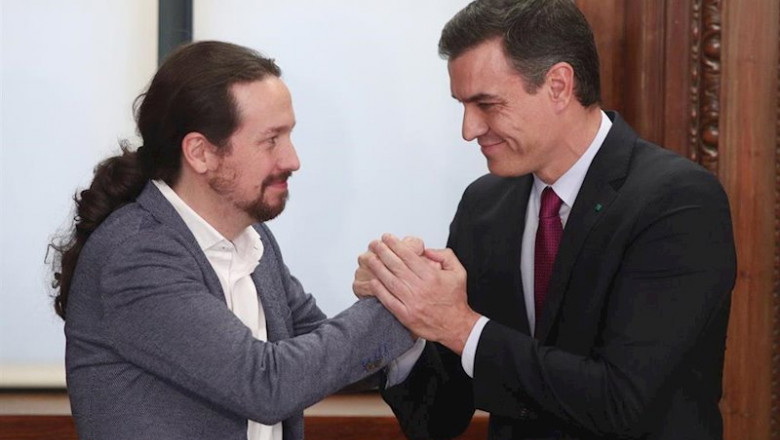 El secretario general de Podemos, Pablo Iglesias, y el presidente del Gobierno, Pedro Sánchez, se dan la mano durante el acto de presentación del programa de Gobierno del PSOE y Unidas Podemos. | Eduardo Parra - Europa Press ep el secretario general de podemos pablo iglesias y el presidente del gobierno pedro sanchez se dan