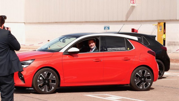 ep felipe vi conduce la primera unidad del nuevo corsa en su version cien por cien electrica en la