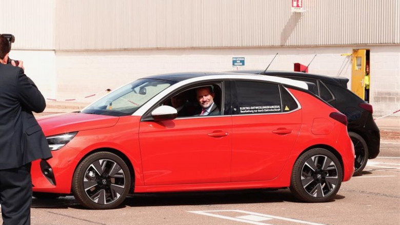 Felipe VI conduce la primera unidad del nuevo Corsa en su versión cien por cien eléctrica, en la factoria del Groupe PSA en Figueruelas (Zaragoza). | EUROPA PRESS ep felipe vi conduce la primera unidad del nuevo corsa en su version cien por cien electrica en la