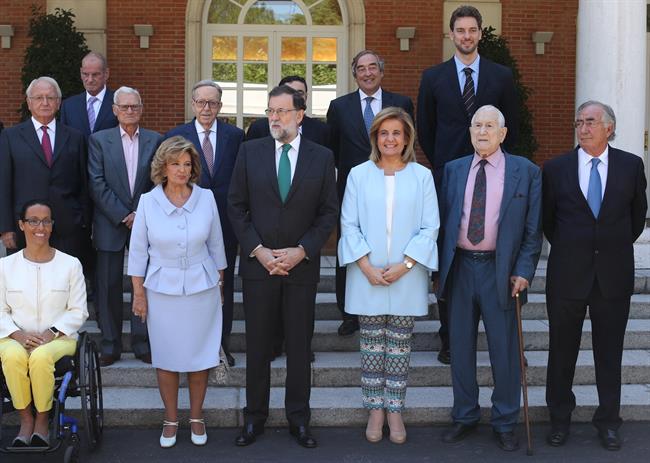 Foto de familia de la entrega de las Medallas de Oro al Mérito en el Trabajo | EUROPA PRESS ep fotofamiliala entregalas medallasoromeritotrabajo