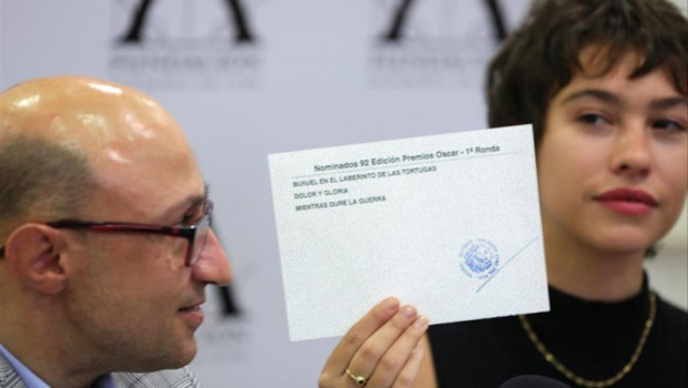 ep la actriz greta fernandez juntoactor jesus vidal muestrapapelqueleennombreslas peliculas espanolas preseleccionadaslos premios oscar bunuellaberintolas tortugas dolorgloria y mientras dureguerra