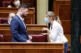 ep la ministra de trabajo yolanda diaz conversa con el portavoz de erc gabriel rufian durante un