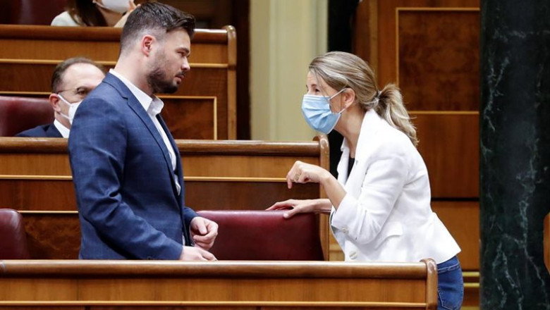 La ministra de Trabajo, Yolanda Díaz, conversa con el portavoz de ERC, Gabriel Rufián, durante un Pleno del Congreso | Pool - Archivo ep la ministra de trabajo yolanda diaz conversa con el portavoz de erc gabriel rufian durante un