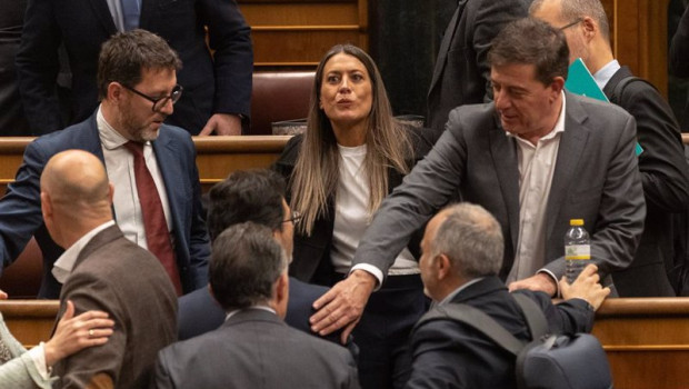 ep la portavoz de junts en el congreso miriam nogueras c rodeada de diputados del psoe en el pleno