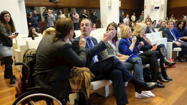 ep la representante de la asociacion mujeres marroquies nadia otmani se enfrenta al portavoz de vox