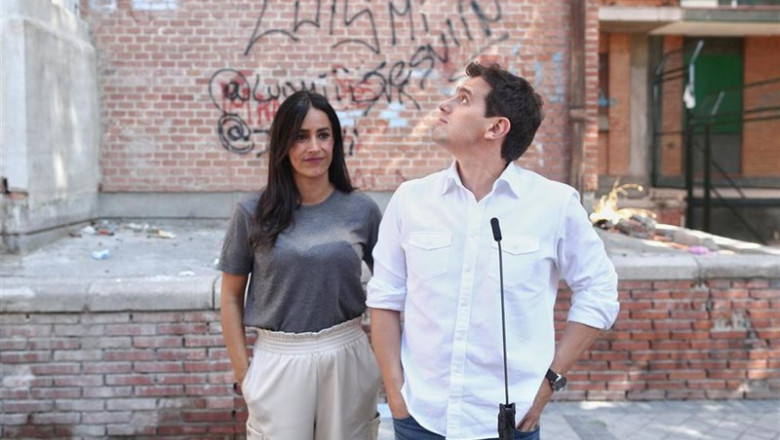 La vicealcaldesa de Madrid, Begoña Villacís, y el presidente de Ciudadanos, Albert Rivera, ofrecen una rueda de prensa tras visitar a los vecinos afectados por la okupación en Puente de Vallecas, en Madrid (España), a 26 de septiembre de 2019. | Eduardo Parra - Europa Press ep la vicealcaldesa de madrid begona villacis y el presidente de ciudadanos albert rivera ofrecen