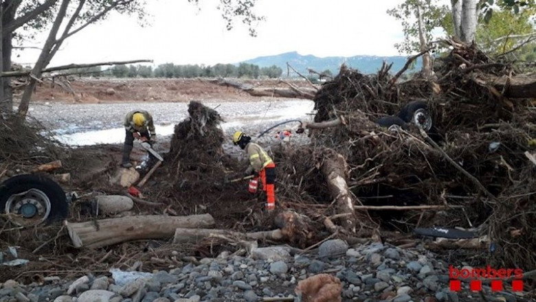 Los Bombers de la Generalitat buscan a un quinto desaparecido por el temporal en L'Espluga de Francolí (Tarragona). | BOMBERS DE LA GENERALITAT ep los bombers de la generalitat buscan a un quinto desaparecido por el temporal en lespluga de