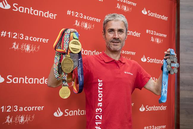 Martín Fiz posa con las medallas de los triunfos en los 6 Majors | BANCO SANTANDER ep martin fiz posalas medallaslos triunfoslos 6 majors