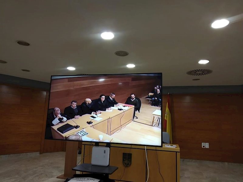 ep miguel lopez sentado en la sala mientras se lee el veredicto del jurado este domingo
