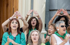 ep panuelazo internacional por el aborto legal en argentina frente a la embajada argentina de madrid