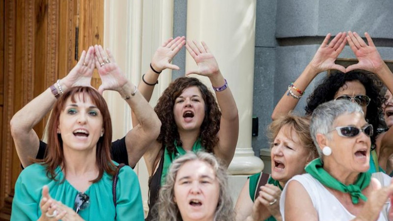 ep panuelazo internacional por el aborto legal en argentina frente a la embajada argentina de madrid