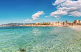 ep playa con la catedral de mallorca de fondo ep playa con la catedral de mallorca de fondo