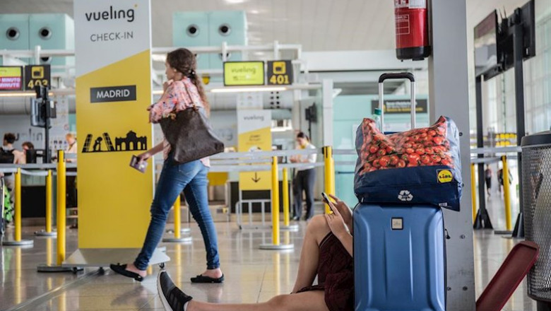 ep puesto de check-in de vueling en el aeropuerto barcelona-el prat ep puesto de check-in de vueling en el aeropuerto barcelona-el prat