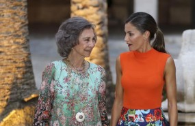 ep rey reina falda midi flores camiseta cuello alto naranja fotoarchivo