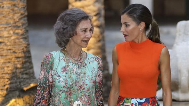ep rey reina falda midi flores camiseta cuello alto naranja fotoarchivo