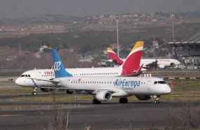 ep un avion de iberia y otro de air europa en las pistas del aeropuerto de barajas en madrid espana