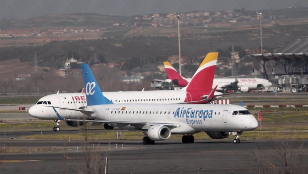 ep un avion de iberia y otro de air europa en las pistas del aeropuerto de barajas en madrid espana