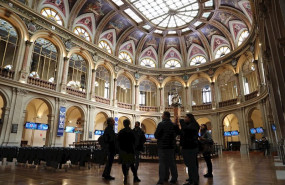 ep un grupo de personas en el edificio de la bolsa de madrid en la jornada del dia 28 de febrero