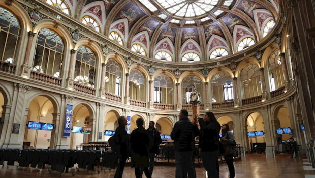 ep un grupo de personas en el edificio de la bolsa de madrid en la jornada del dia 28 de febrero