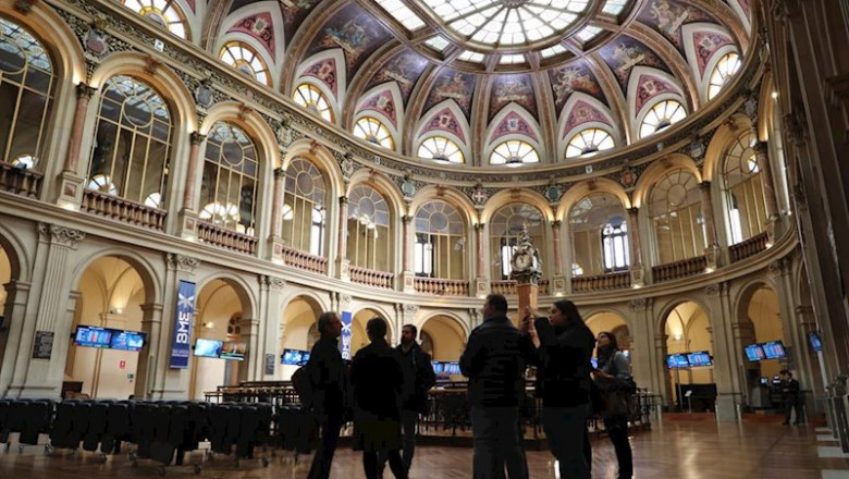 Un grupo de personas en el edificio de la Bolsa de Madrid en la jornada del día 28 de febrero. | Marta Fernández - Europa Press ep un grupo de personas en el edificio de la bolsa de madrid en la jornada del dia 28 de febrero