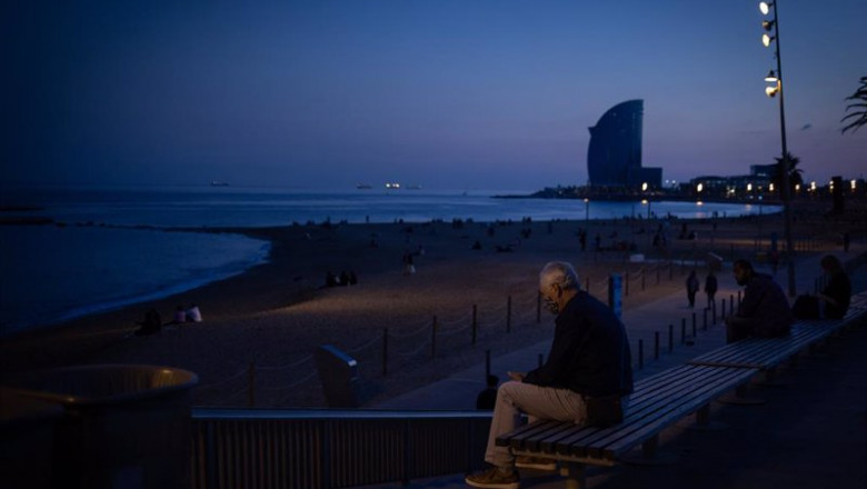 ep un hombre sentado en un banco delante de la playa y el hotel w barcelona en barcelona catalunya ep un hombre sentado en un banco delante de la playa y el hotel w barcelona en barcelona catalunya