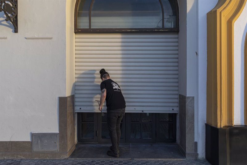 El Covid-19 acaba con 204.000 empresas y 323.000 autónomos, según el INE