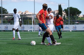 ep un jugador espanol y uno frances disputan un balon en la final del campeonato de europa de futbol