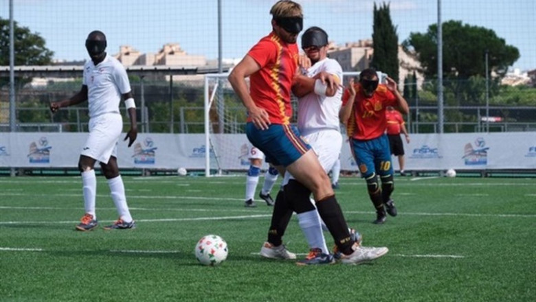 ep un jugador espanol y uno frances disputan un balon en la final del campeonato de europa de futbol