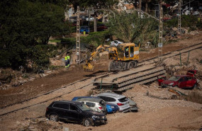 ep una maquina trabaja en la reparacion de las vias del tren de alfafar