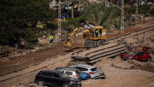 ep una maquina trabaja en la reparacion de las vias del tren de alfafar