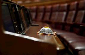 ep una mascarilla de proteccion en un escano durante el pleno del congreso que debatio la ampliacion
