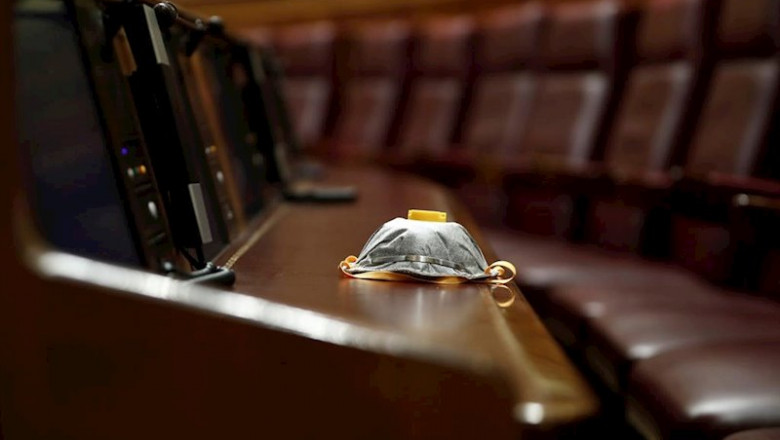 Una mascarilla de protección en un escaño durante el Pleno del Congreso que debatió la ampliación del vigente estado de alarma | Pool ep una mascarilla de proteccion en un escano durante el pleno del congreso que debatio la ampliacion