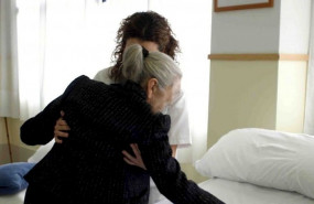 ep una mujer cuida de una persona dependiente