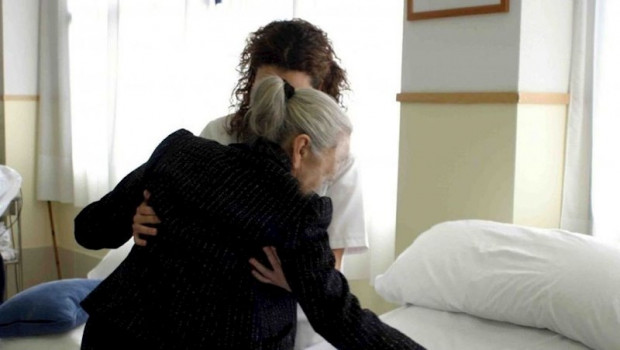 ep una mujer cuida de una persona dependiente