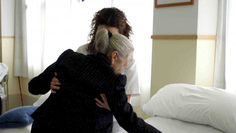 ep una mujer cuida de una persona dependiente ep una mujer cuida de una persona dependiente