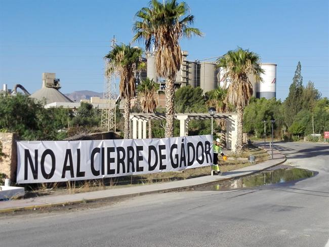 ep una pancarta pide evitarcierrela plantacemexgador