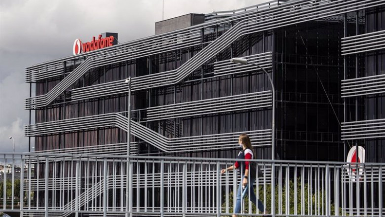 ep una persona camina al lado de la sede de vodafone en madrid el dia en el que la compania de