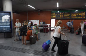 ep varios pasajeros se aproximan a una oficina de venta de billetes de ultima hora en la estacion de