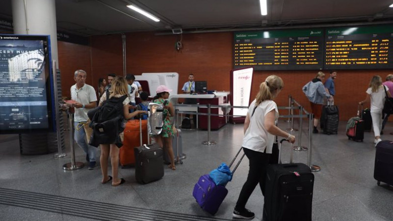 ep varios pasajeros se aproximan a una oficina de venta de billetes de ultima hora en la estacion de ep varios pasajeros se aproximan a una oficina de venta de billetes de ultima hora en la estacion de
