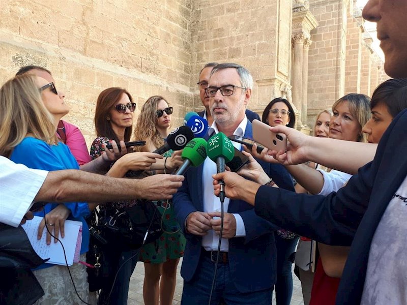 ep villegas hace declaraciones a los medios en almeria