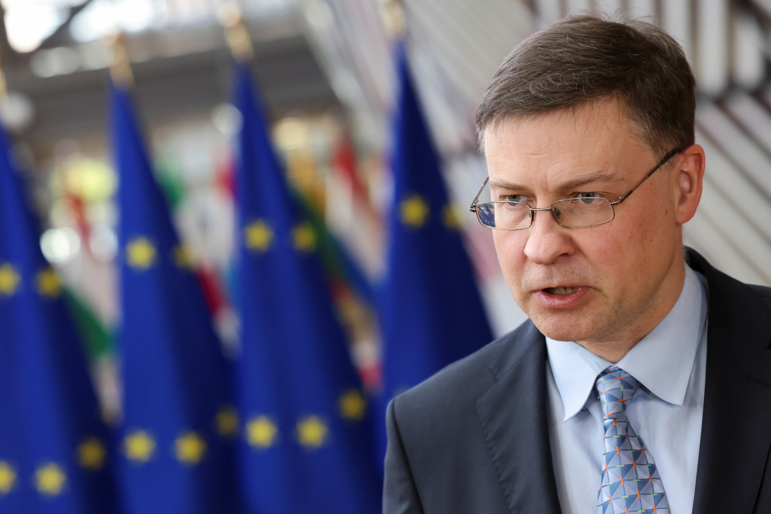 l ue n assouplira pas ses objectifs climatiques en raison de la guerre en ukraine dit dombrovskis 