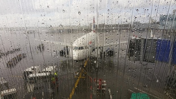 tormenta lluvia avion aeropuerto