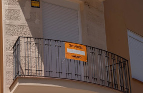 ep archivo cartel de se vende en un balcon de una vivienda a 17 de mayo de 2023 en barcelona ep archivo cartel de se vende en un balcon de una vivienda a 17 de mayo de 2023 en barcelona