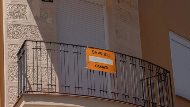 ep archivo   cartel de se vende en un balcon de una vivienda a 17 de mayo de 2023 en barcelona