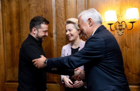 ep archivo   el presidente de ucrania volodimir zelenski bromea con la presidenta de la comision