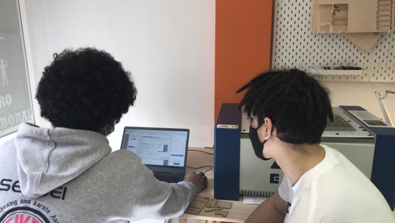 ep archivo   jovenes estudiantes frente a un ordenador