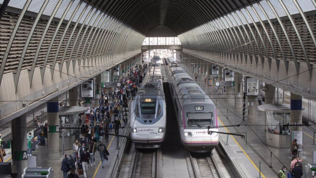 ep archivo   llegada de pasajeros en el ave procedente de madrid a la estacion de santa justa en